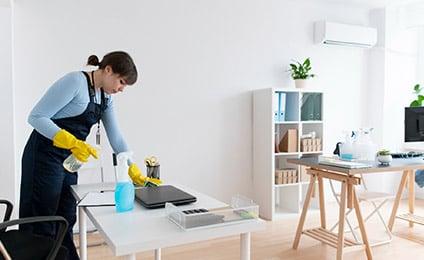 Kantoor schoonmaak in Eindhoven: bureau wordt gereinigd