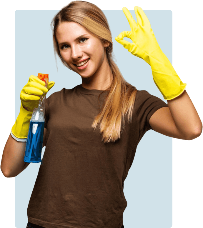 Schoonmaakster met schoonmaakspray en handschoenen